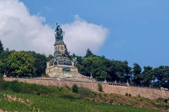 Das Niederwalddenkmal oberhalb der Stadt Rüdesheim (Archivbild): Der Straßen-, Zug- und Schiffsverkehr sind nach dem Bombenfund in der Nähe des Denkmals beeinträchtigt.