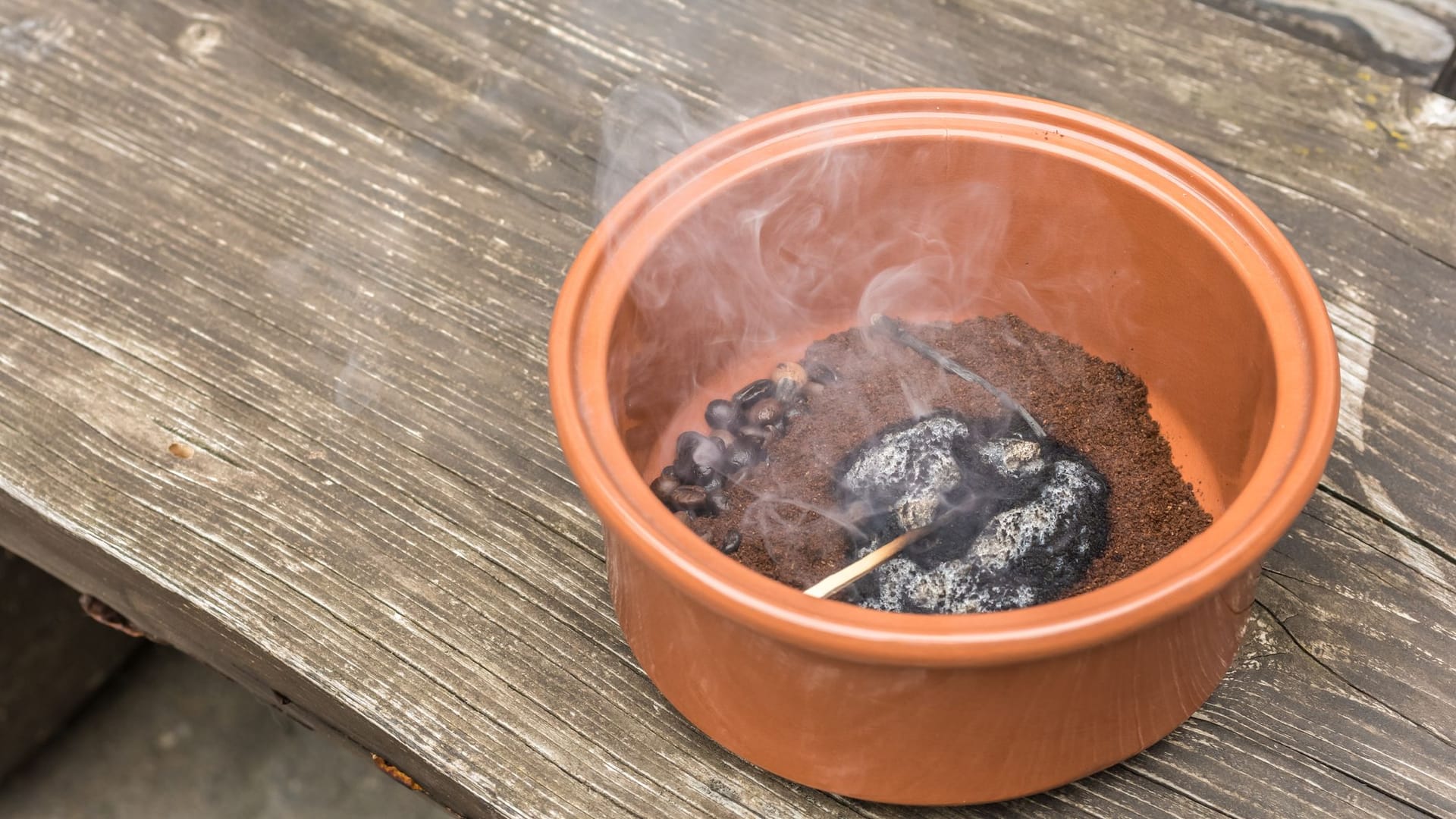 Der Qualm des Kaffeepulvers hält Wespen von Ihrem Essen fern.