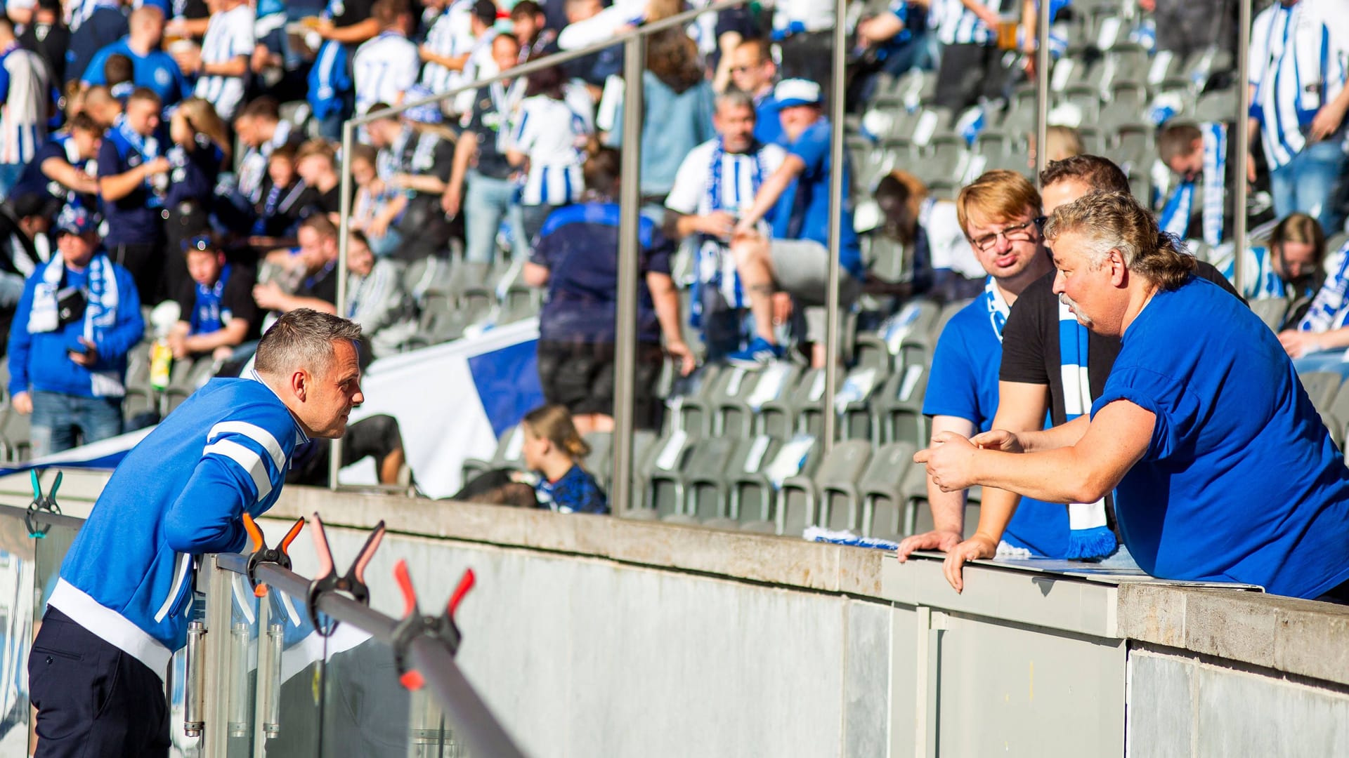 Hertha-Präseident Kay Bernstein im gespräch mit Fans der Hauptstadt-Elf Hertha-Präseident Kay Bernstein im gespräch mit Fans der Hauptstadt-Elf
