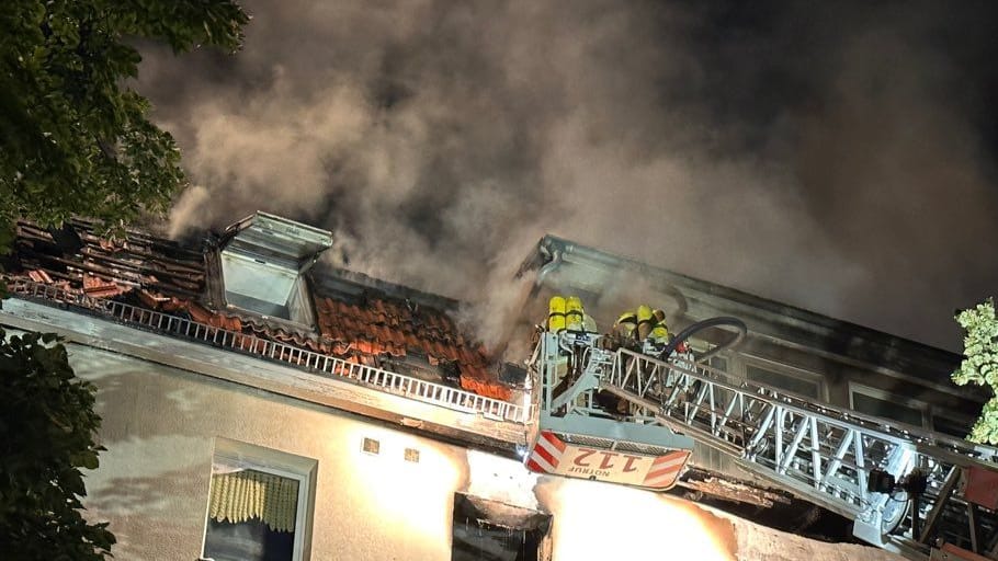 In der Nacht zu Freitag musste die Berliner Feuerwehr einen Brand in Reinickendorf bekämpfen. In der Nacht zu Freitag musste die Berliner Feuerwehr einen Brand in Reinickendorf bekämpfen.