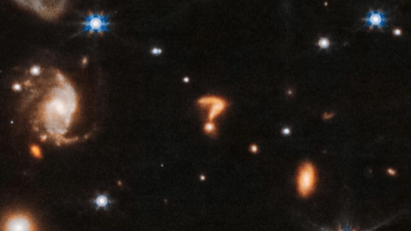Das Fragezeichen: Womöglich handelt es sich um eine oder zwei Galaxien.