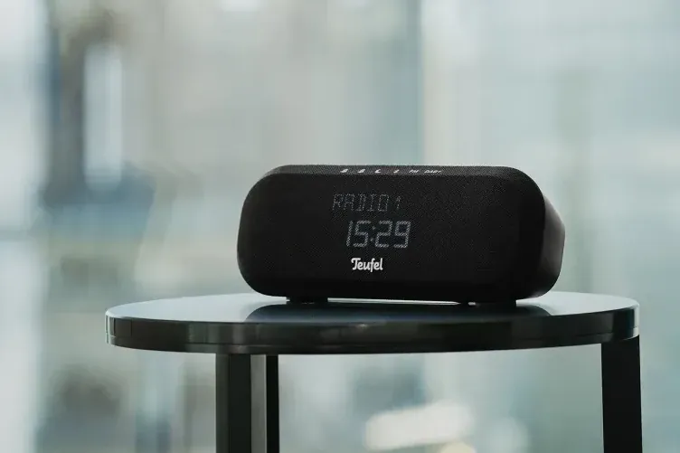 Das Radio One von Teufel ist ein Bluetooth-Lautsprecher, Radio und Wecker.