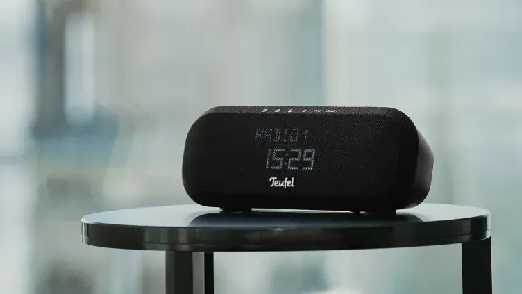 Das Radio One von Teufel ist ein Bluetooth-Lautsprecher, Radio und Wecker.