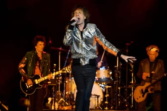 Rolling Stones (Archivbild): Sänger Mick Jagger (vorne) steht mit seinen Bandmitgliedern beim Tourauftakt 2017 auf der Bühne.