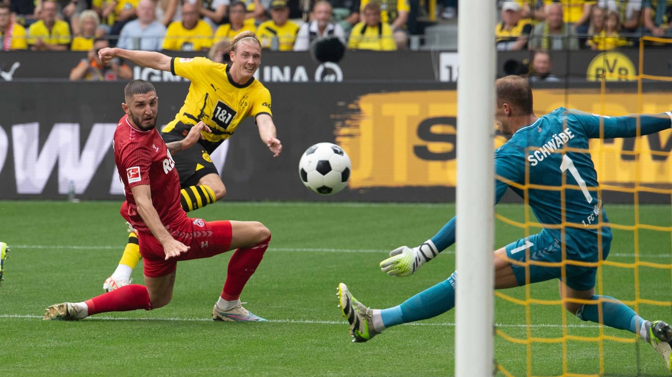 Julian Brand (in Gelb) beim Spiel gegen Köln: "Wir haben uns ein bisschen blöd angestellt."