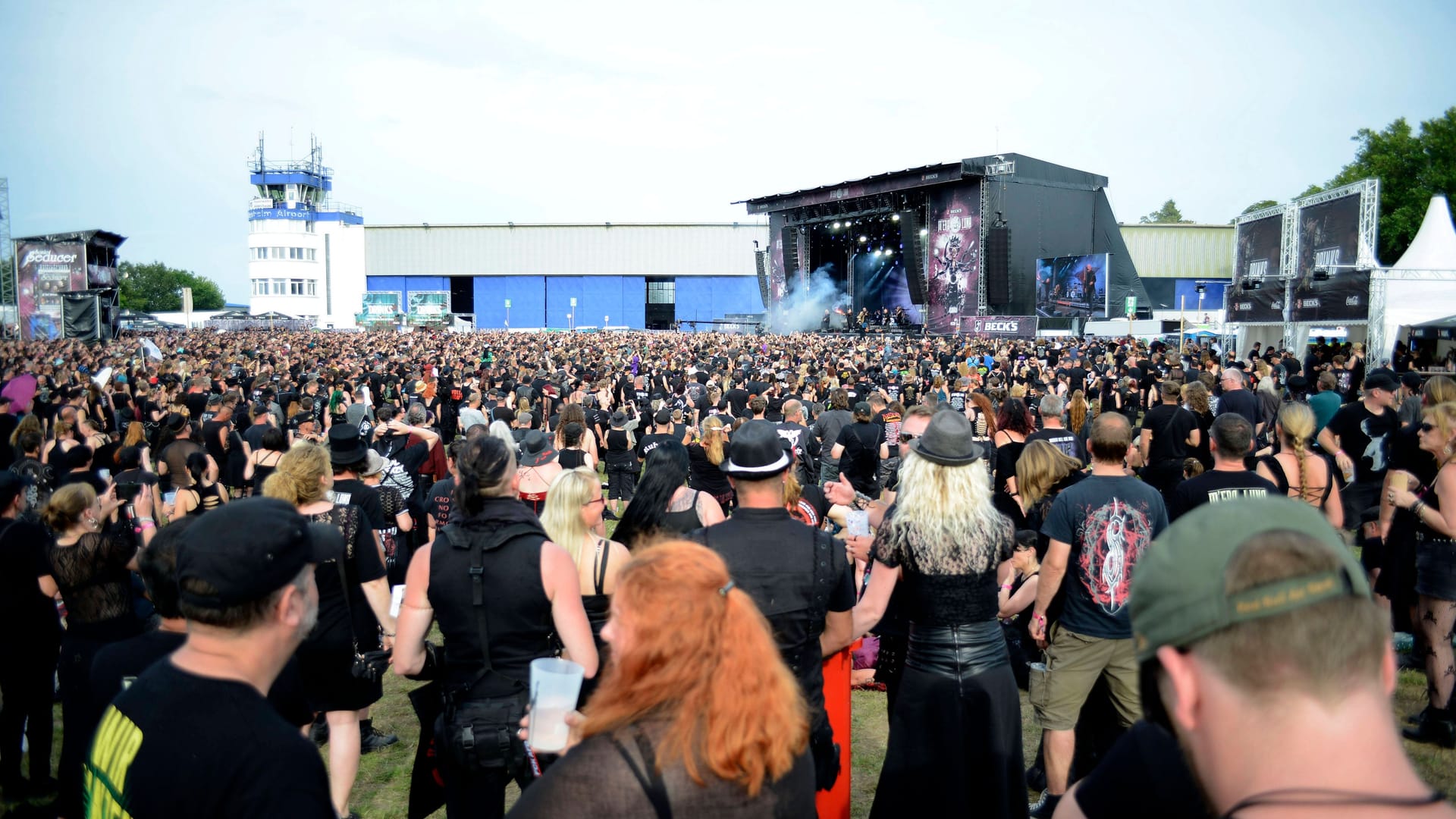 Festivalbesucher auf dem "M'era Luna"-Festival 2023: Das Event wurde von einer Betrugsmasche überschattet. Festivalbesucher auf dem "M'era Luna"-Festival 2023: Das Event wurde von einer Betrugsmasche überschattet.