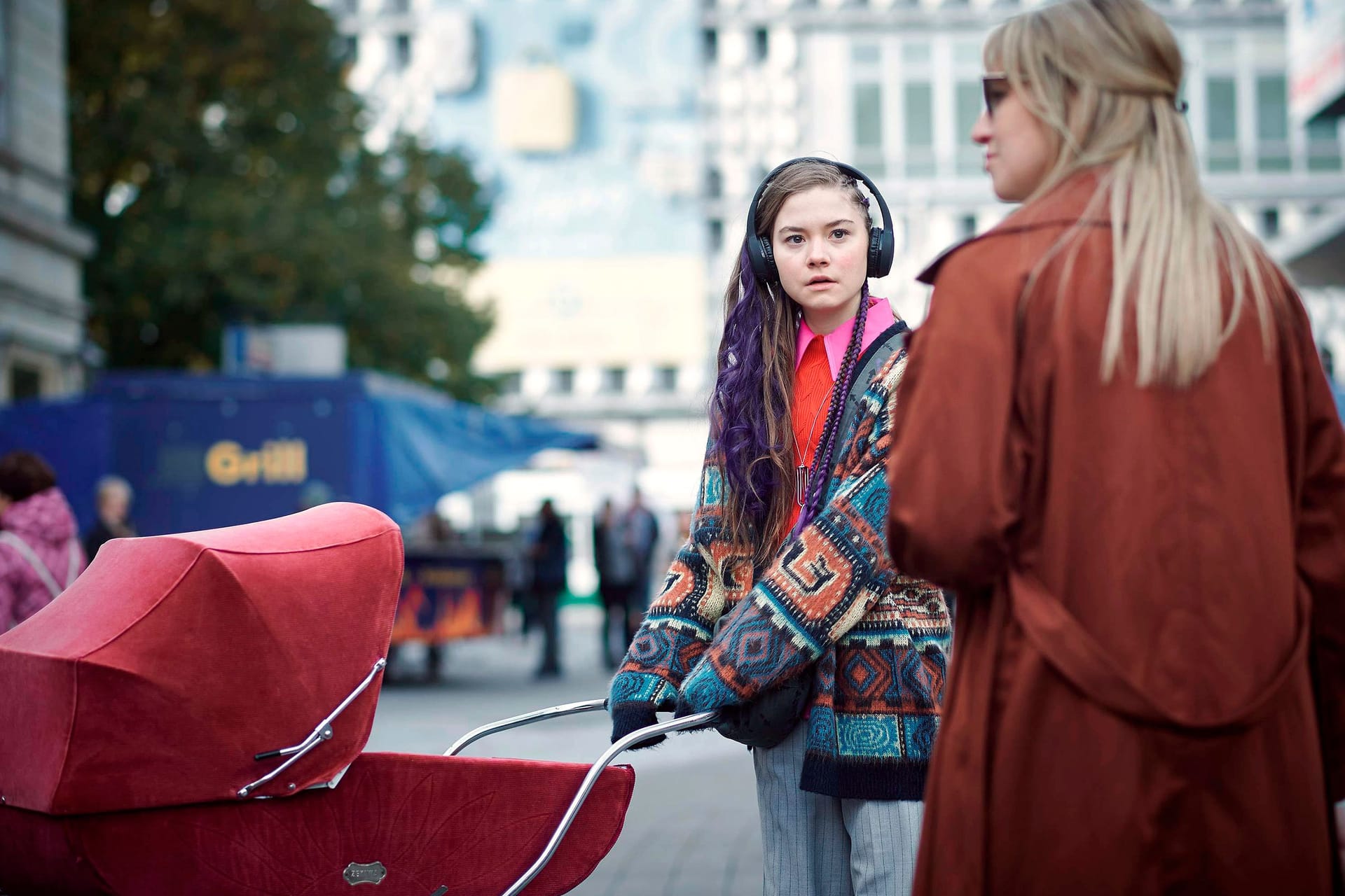 "Polizeiruf 110: Du gehörst mir": Lana Stokowsky (Hannah Schiller) trifft auf dem Marktplatz auf Inga Werner (Franziska Hartmann).