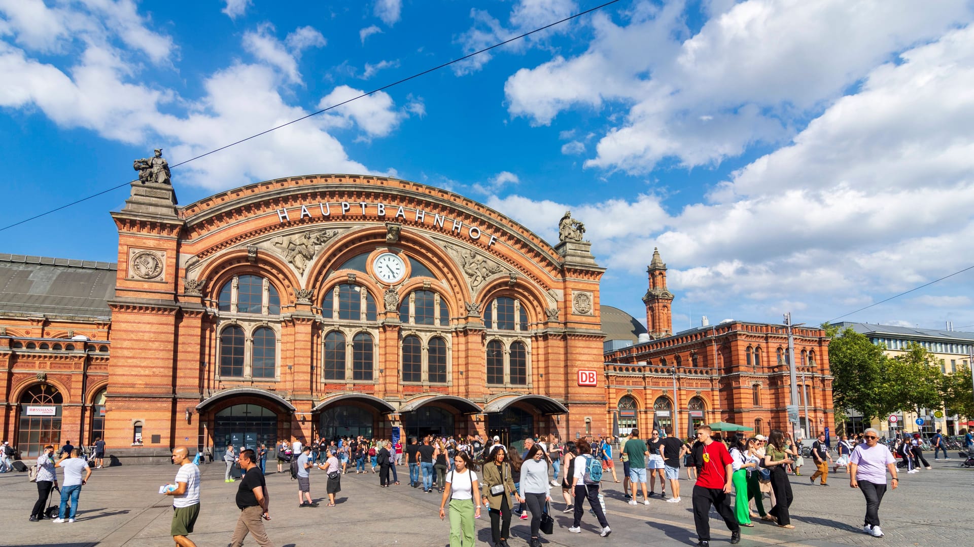 Der Bremer Hauptbahnhof: Das Gebäude ist hübsch, doch das Umfeld lädt nicht zum Verweilen an.