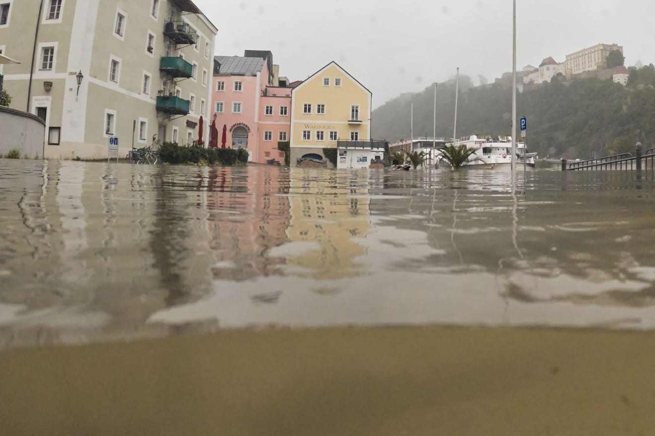 Hohe Donau in Passau: In Bayern gab es an einigen Uferstellen der großen Flüsse zu Überschwemmungen.