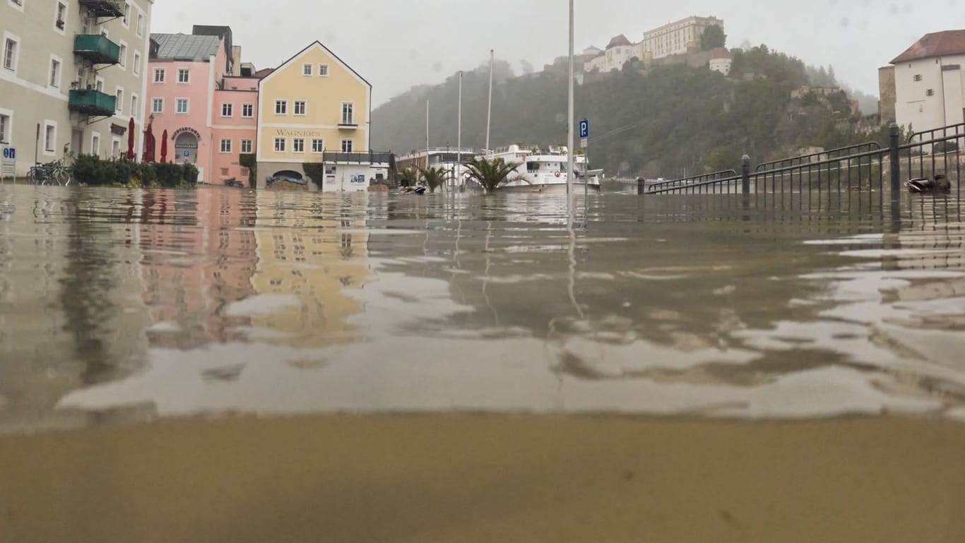 Hohe Donau in Passau: In Bayern gab es an einigen Uferstellen der großen Flüsse zu Überschwemmungen.