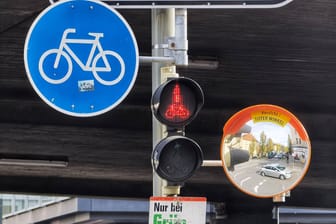 Eine Fahrradampel in München (Symbolbild): Weil ein Mann das rote Licht missachtete, wurde er wohl als Drogenkurier enttarnt.