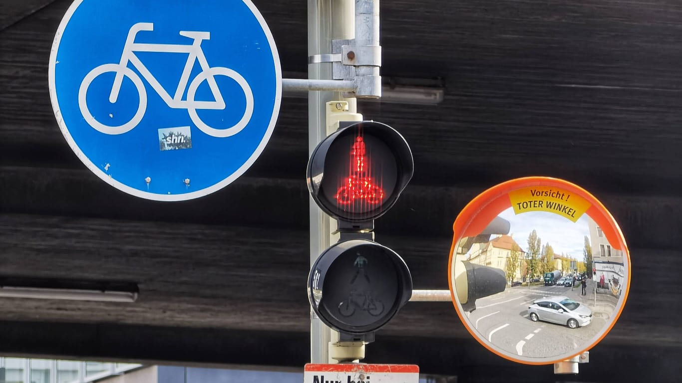 Eine Fahrradampel in München (Symbolbild): Weil ein Mann das rote Licht missachtete, wurde er wohl als Drogenkurier enttarnt.