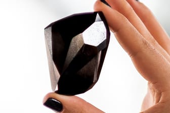 "The Enigma", der größte geschliffene schwarze Diamant der Welt: Das Auktionshaus Sotheby's ist bei der Versteigerung 2022 wohl einem Betrüger aufgesessen.