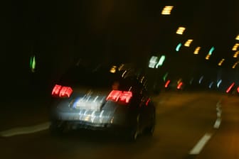 Foto von Autos mit Bewegungsunschärfe bei Nacht