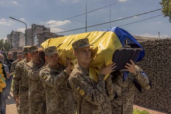 Ukrainische Soldaten tragen einen toten Kameraden zu Grabe: Schafft Kiew die Kriegswende?