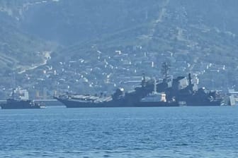Die "Olenegorsk Gornyak" vor Noworossijsk am Schwarzen Meer: Eine ukrainische Seedrohne soll das Landungsschiff schwer beschädigt haben.