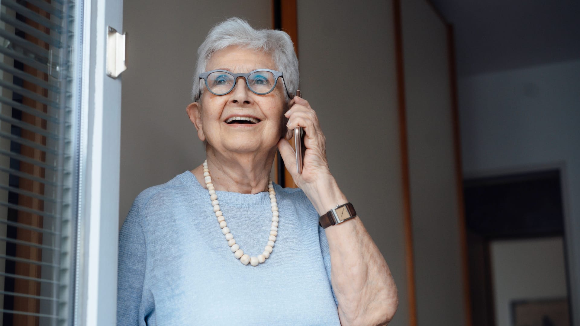 Seniorin telefoniert (Symbolbild): Gut zwei Drittel der über 65-Jährigen in Deutschland geben an, zufrieden mit ihrem Leben zu sein.