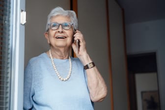 Seniorin telefoniert (Symbolbild): Gut zwei Drittel der über 65-Jährigen in Deutschland geben an, zufrieden mit ihrem Leben zu sein.