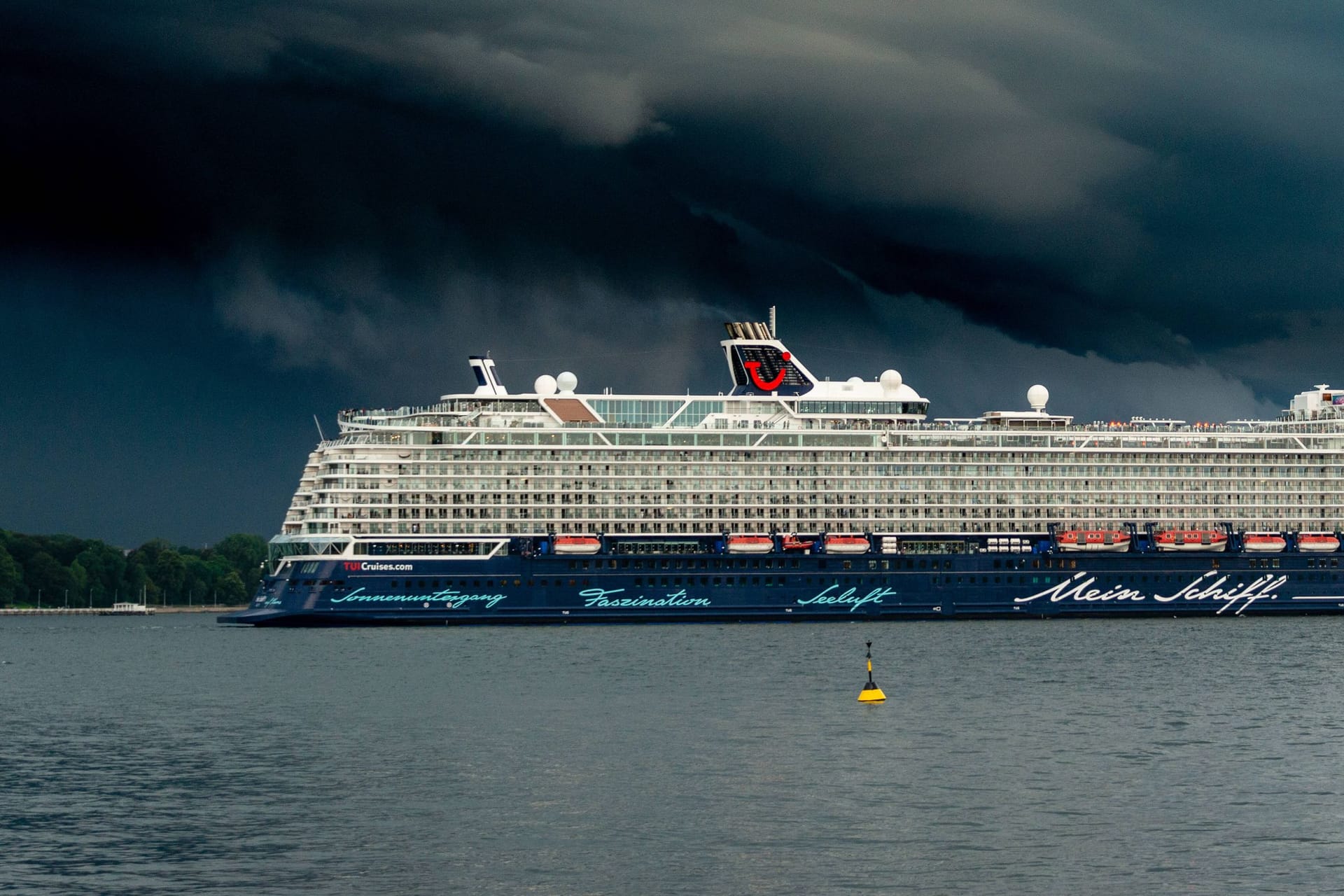 Dunkle Wolken über der Kieler Innenförde