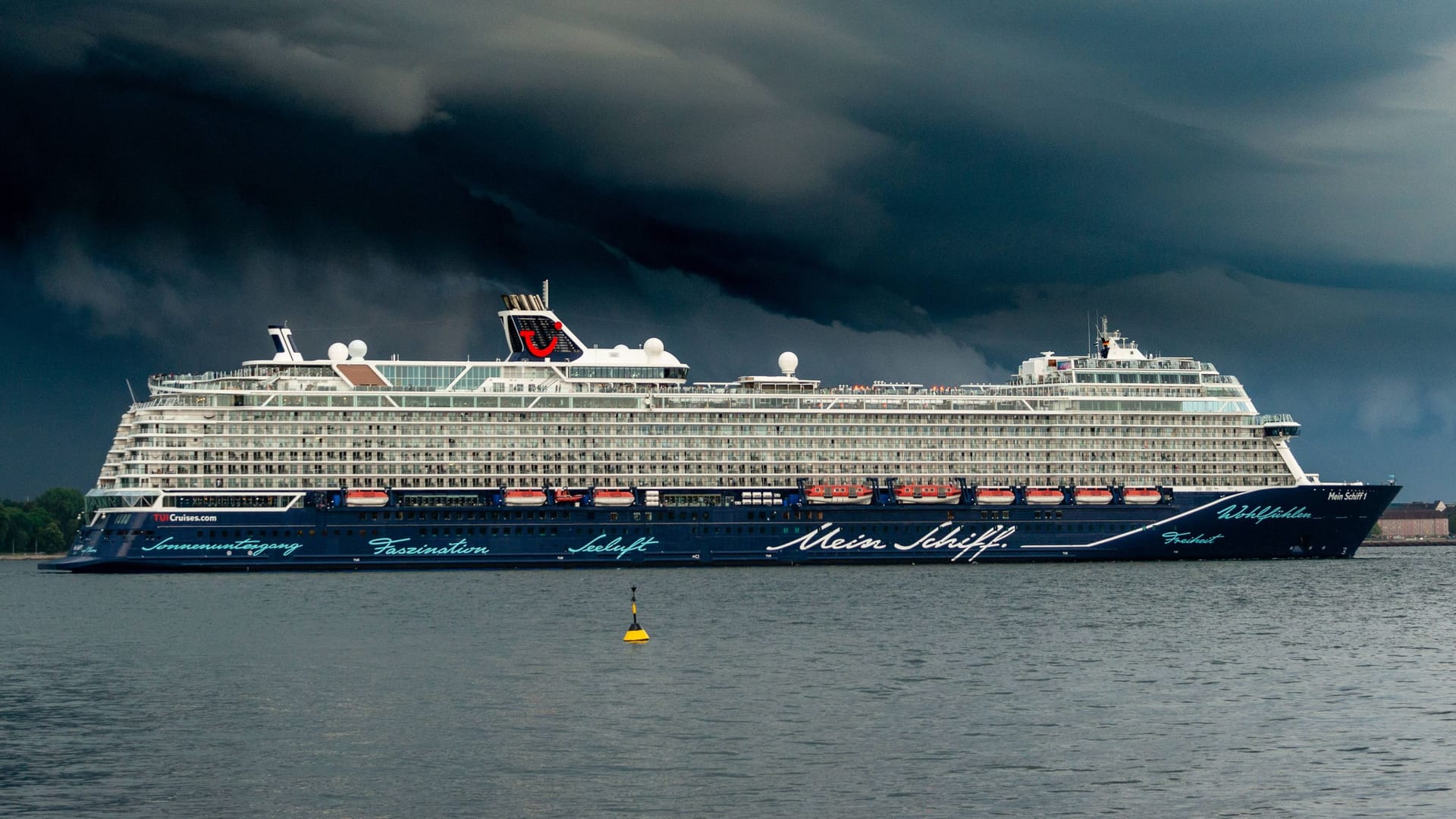 Dunkle Wolken über der Kieler Innenförde