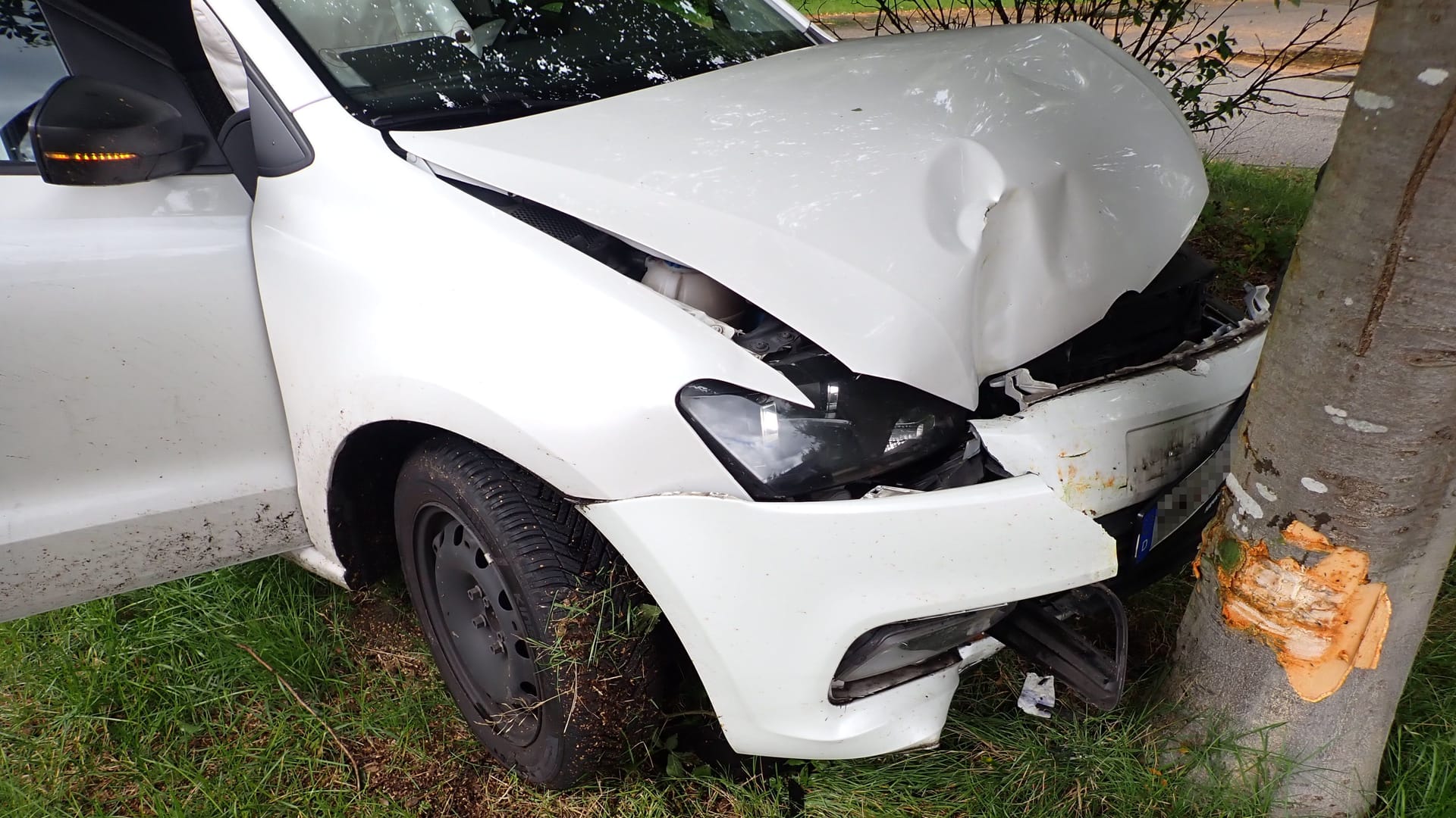 Der VW Polo wurde bei dem Unfall erheblich beschädigt.