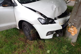 Der VW Polo wurde bei dem Unfall erheblich beschädigt.