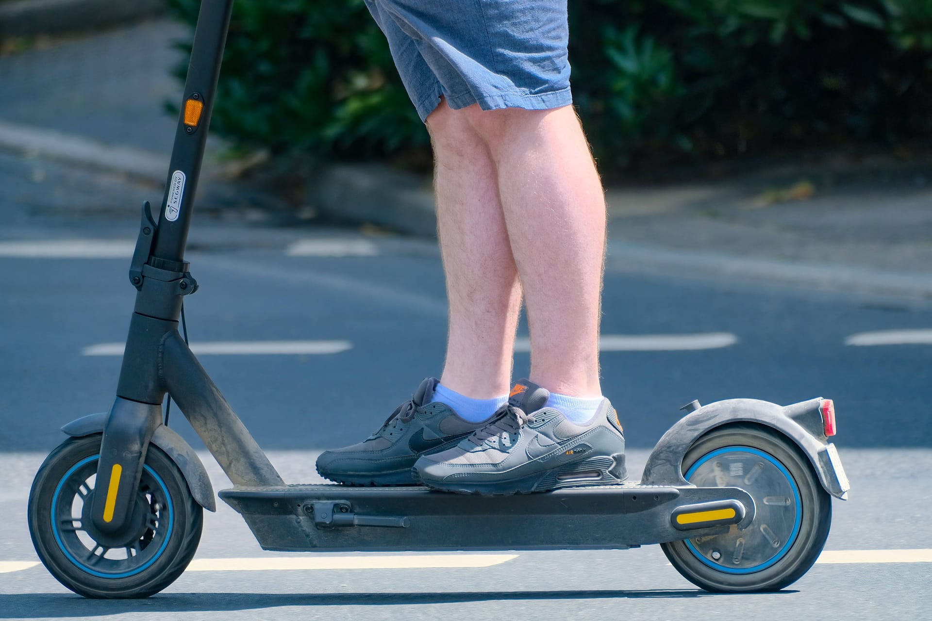 Elektroroller (Symbolbild): In Niedersachsen fuhr ein 27-Jähriger mit einem E-Scooter auf einer Autobahn.