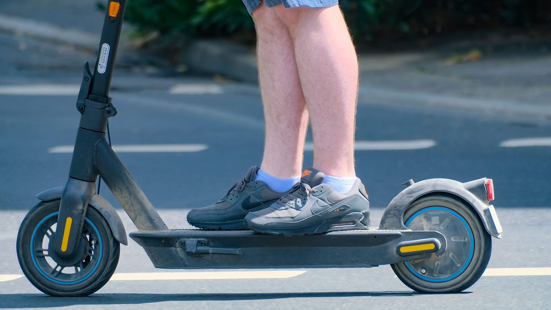 Elektroroller (Symbolbild): In Niedersachsen fuhr ein 27-Jähriger mit einem E-Scooter auf einer Autobahn.