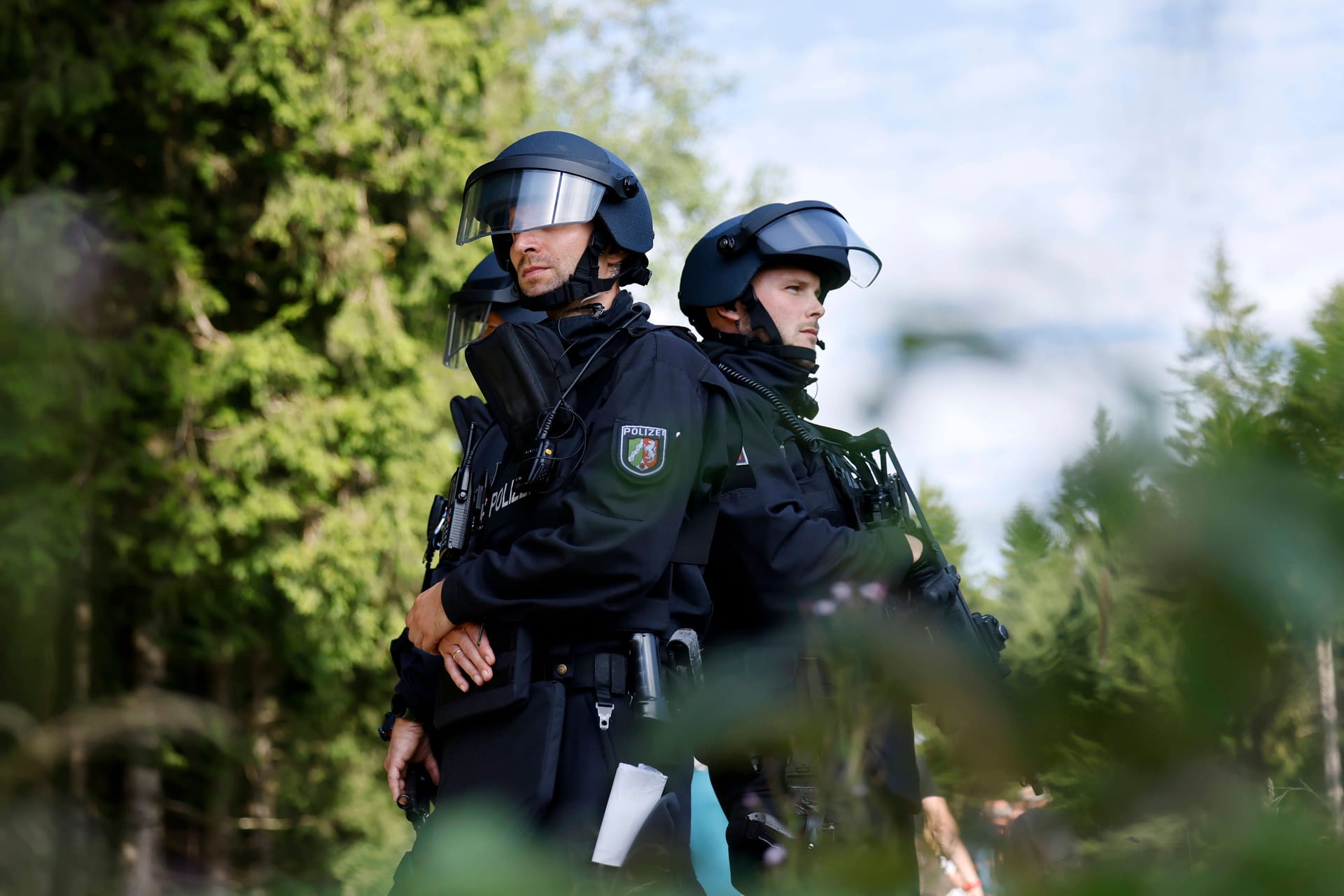 Bewaffnete Polizisten bei einem Pressetermin (Symbolfoto): In Wermelskirchen waren die Ermittler am Mittwoch im Großeinsatz.