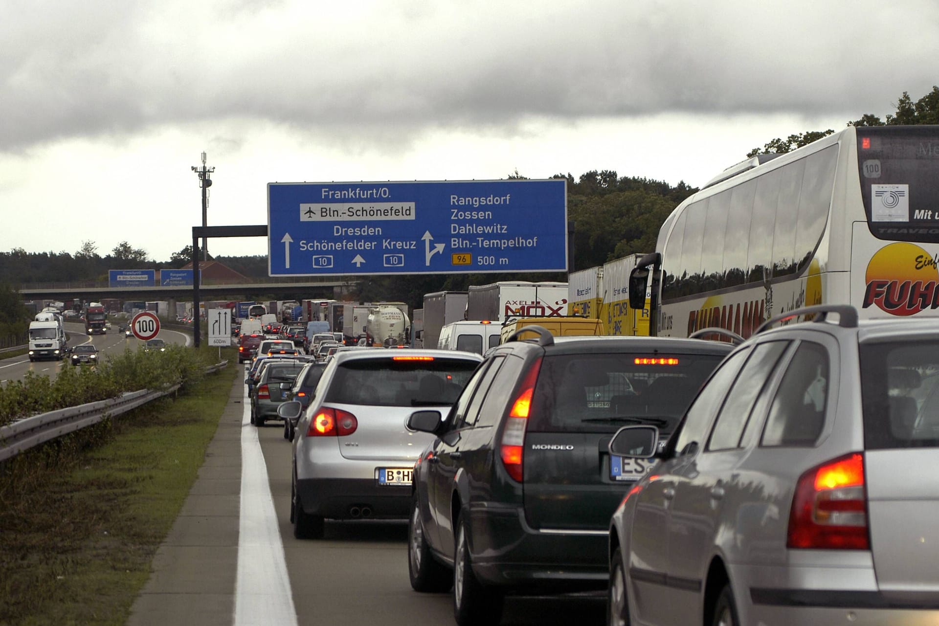 Stau auf der A10 (Archivfoto): Nach dem Leichenfund müssen Autofahrer mit Verzögerungen rechnen.