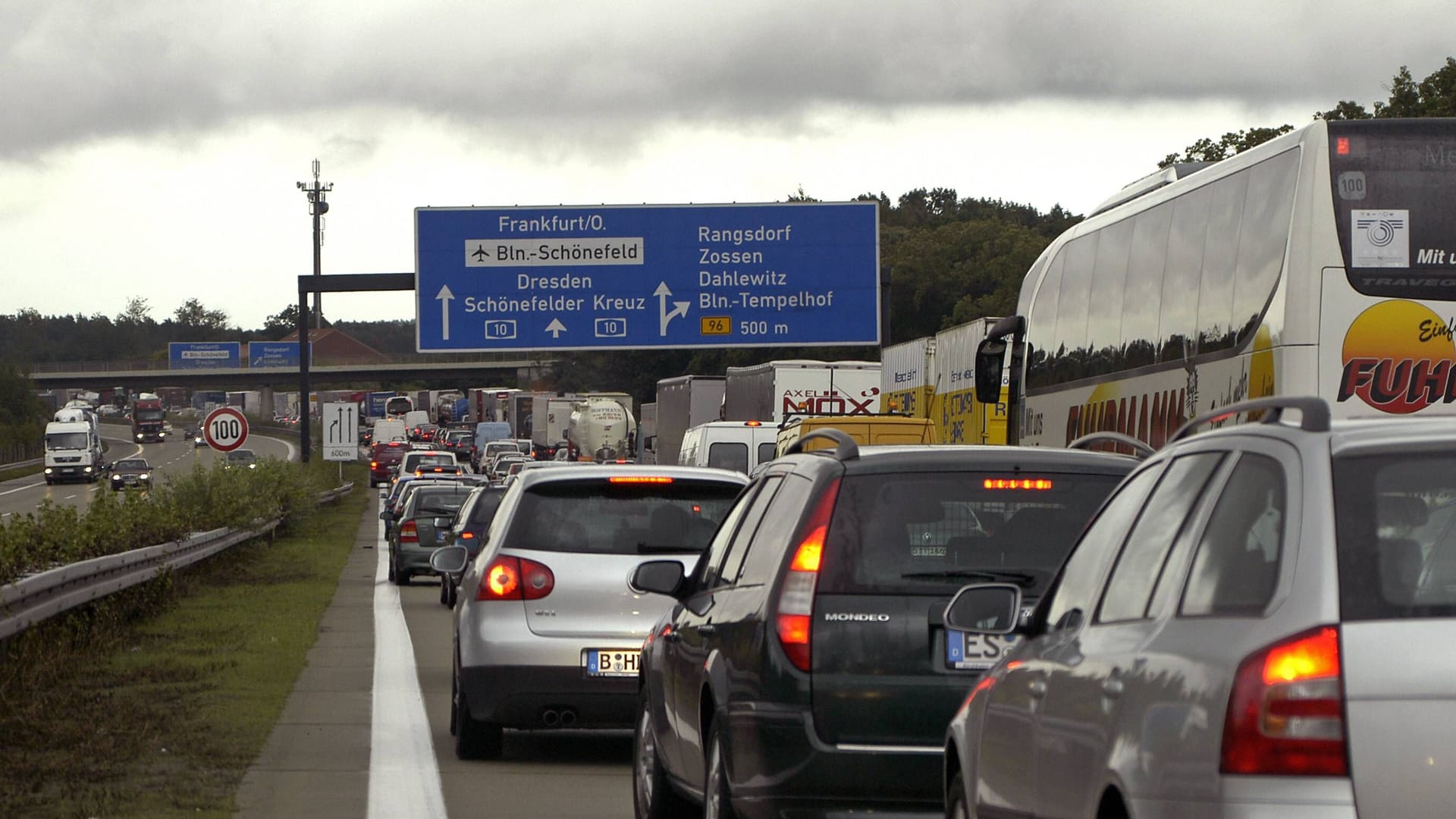 Stau auf der A10 (Archivfoto): Nach dem Leichenfund müssen Autofahrer mit Verzögerungen rechnen.