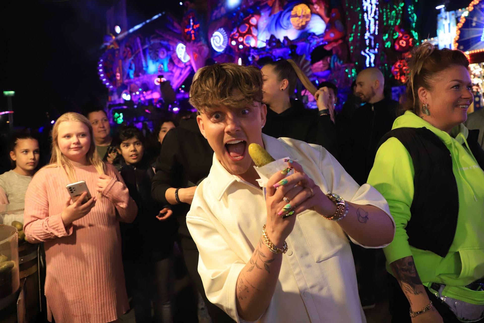 Twenty4Tim auf dem Hamburger Dom: Der 22-Jährige startetin Kürze mit einer Deutschlandtour zu seinem Debüt-Album.