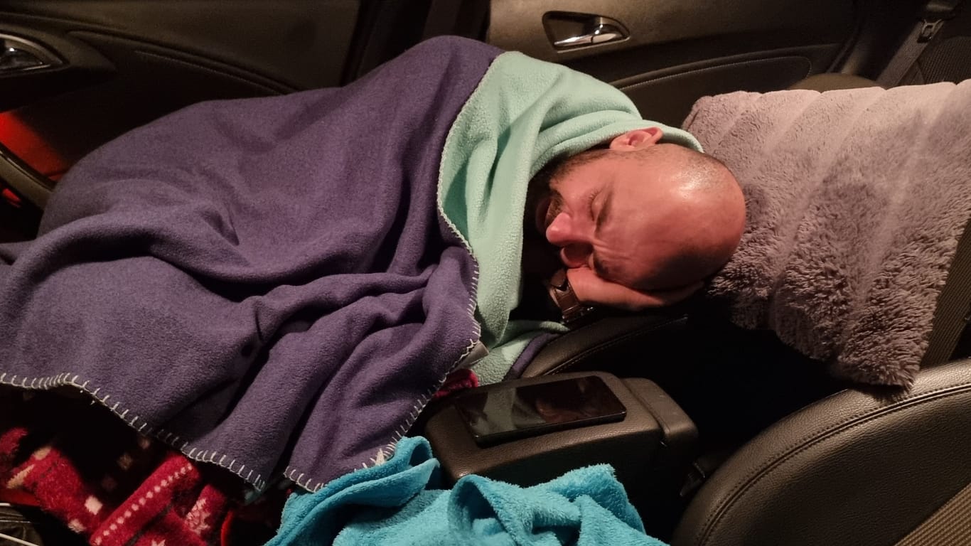 Gevork Babayan schläft in dem Begleitfahrzeug: Die letzten 36 Stunden ist er durchgelaufen – ohne die Augen zu schließen.