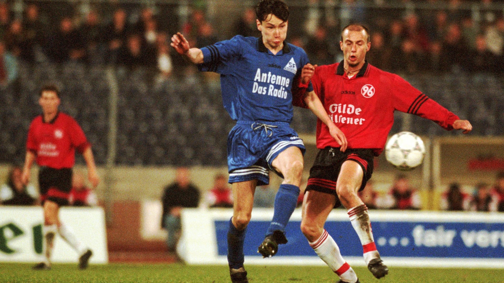 Markus Küpper (SF Ricklingen, li.) gegen Vladan Milovanovic (Hannover) im Niedersachsenstadion (Archivbild).