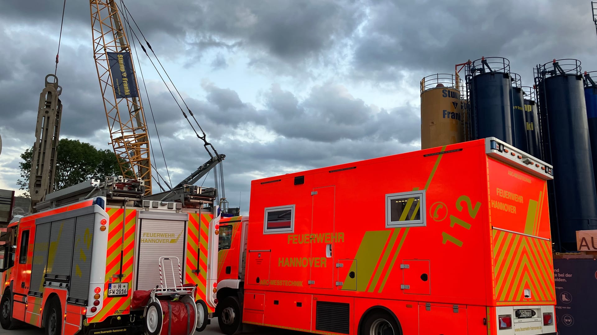 Kräfte der Feuerwehr Hannover am Abend: Ein Baggerfahrer hatte den gefährlichen Zylinder auf einer Baustelle entdeckt.