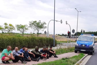 Am Samstagnachmittag wurde an der Knappsdorfer Straße ein Transporter mit 22 Menschen gestoppt.