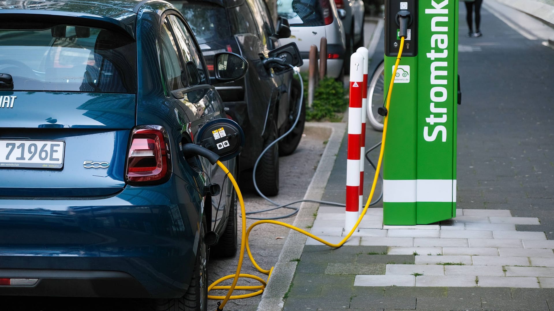 E-Autos an einer Ladesäule. Ein Ausbau der Ladeinfrastruktur ist geplant.