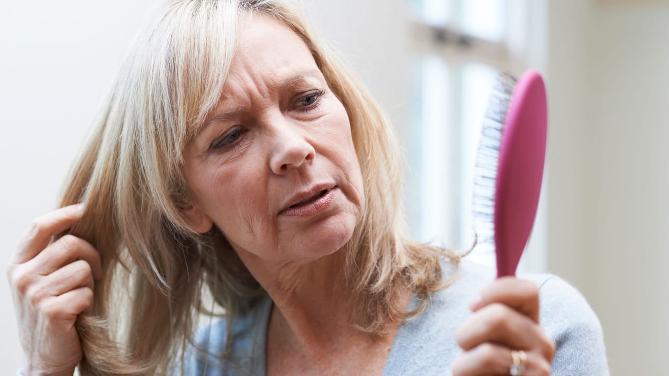 Hormonell bedingter Haarverlust ist häufig diffus und kann sich nach einiger Zeit wieder legen.