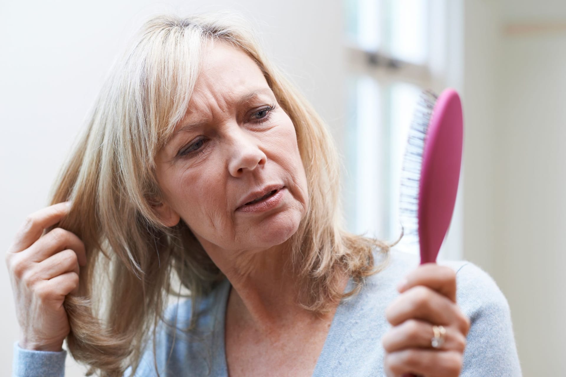 Hormonell bedingter Haarverlust ist häufig diffus und kann sich nach einiger Zeit wieder legen.