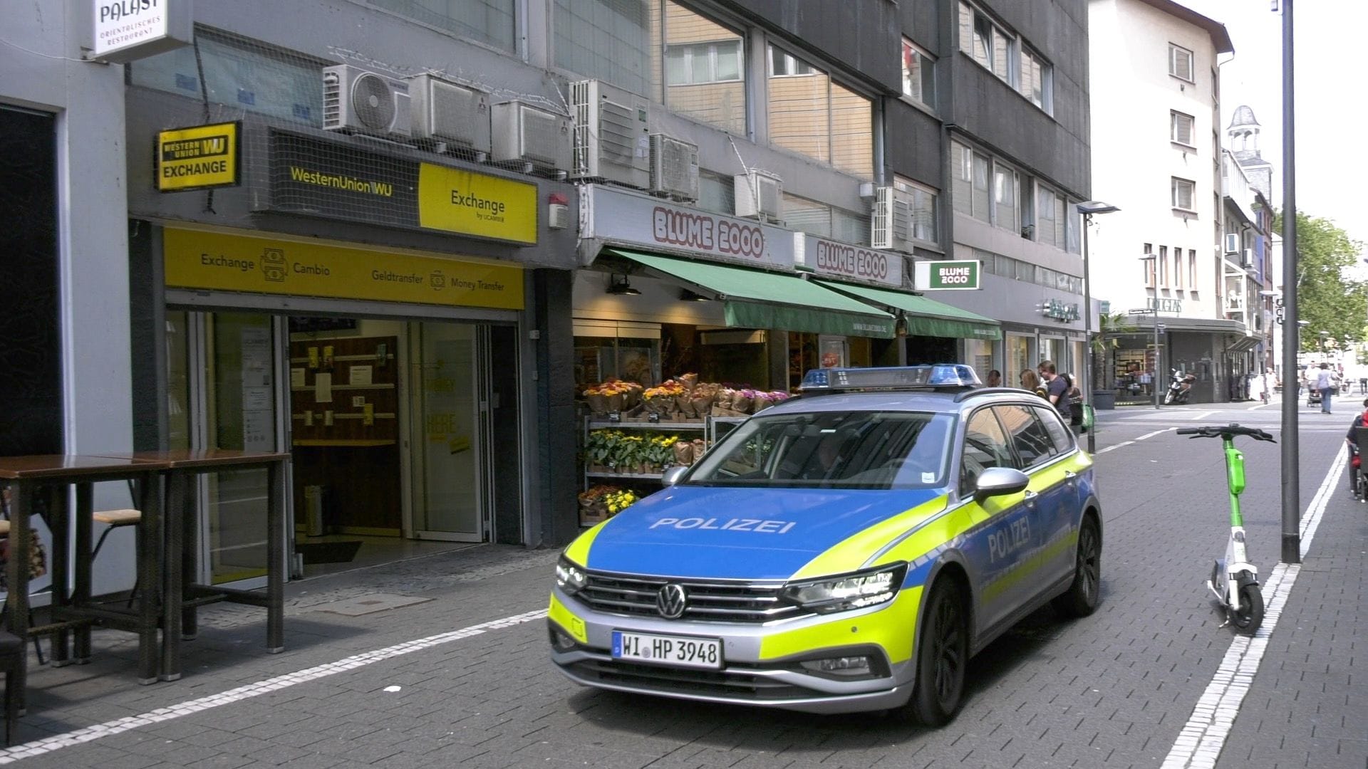 Ein Polizeiauto steht in der Herrnstraße. Hier stürzte das Kind aus dem Fenster.