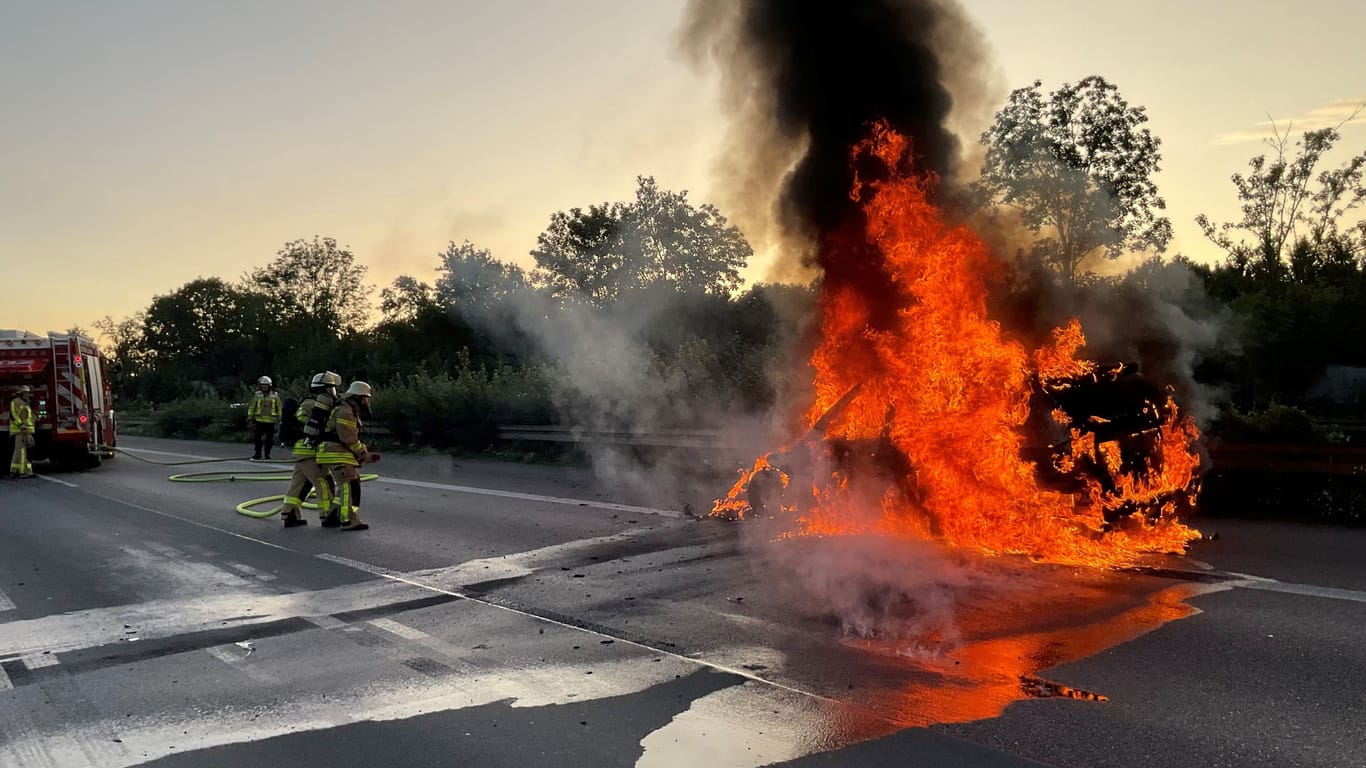 Brennendes Auto auf der A2: Die Feuerwehr war schnell vor Ort.