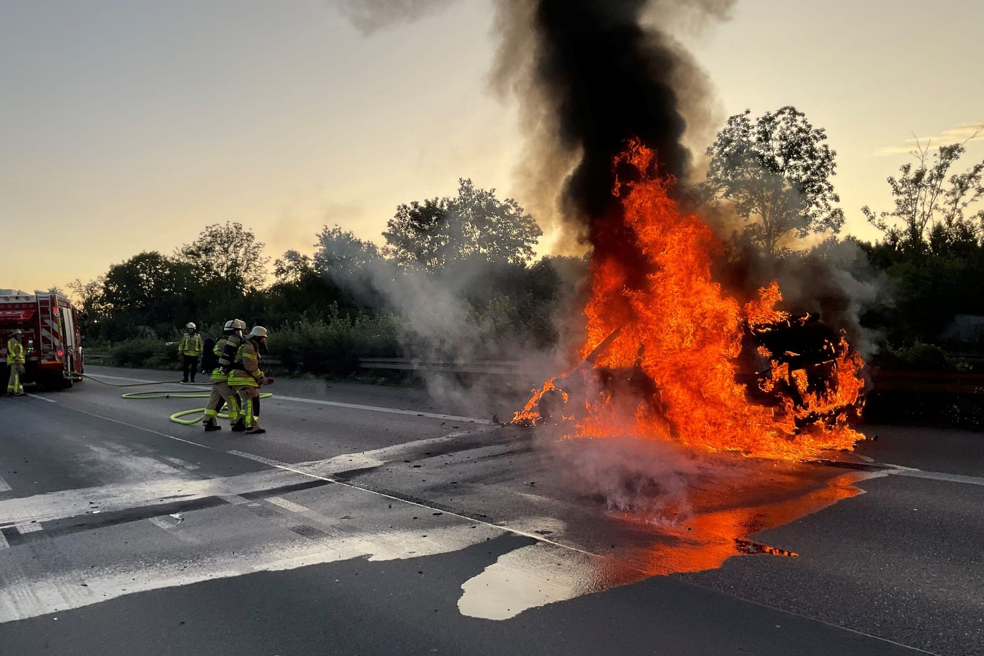 Brennendes Auto auf der A2: Die Feuerwehr war schnell vor Ort.