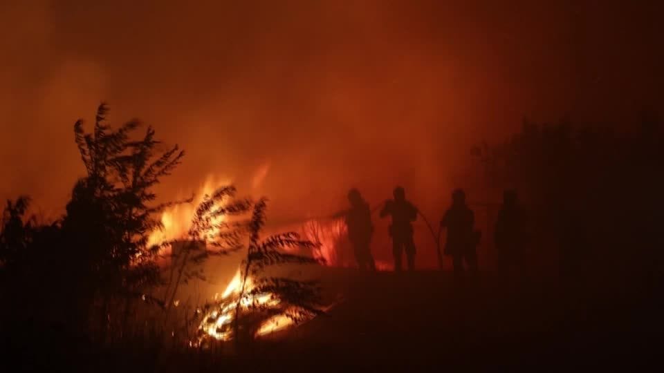 Ein Löschteam beim Einsatz: Die Waldbrände in Griechenland toben weiter.