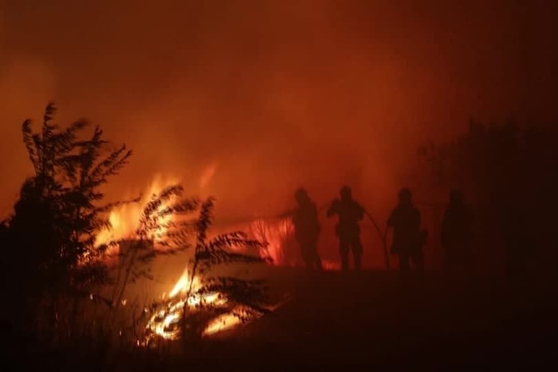 Ein Löschteam beim Einsatz: Die Waldbrände in Griechenland toben weiter.