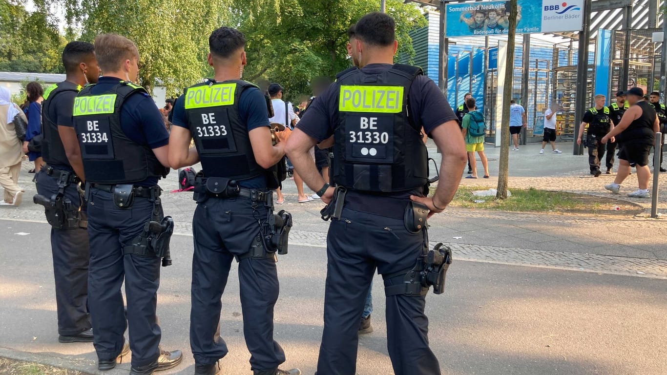 Polizisten vor dem Eingang des Sommerbad in Neukölln (Archivbild): Das Bad musste erneut geräumt werden.