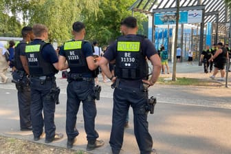 Polizisten vor dem Eingang des Sommerbad in Neukölln (Archivbild): Das Bad musste erneut geräumt werden.
