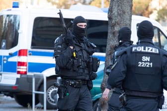 Einsatzkräfte der Polizei bei einer Razzia in Berlin-Neukölln (Archivbild).