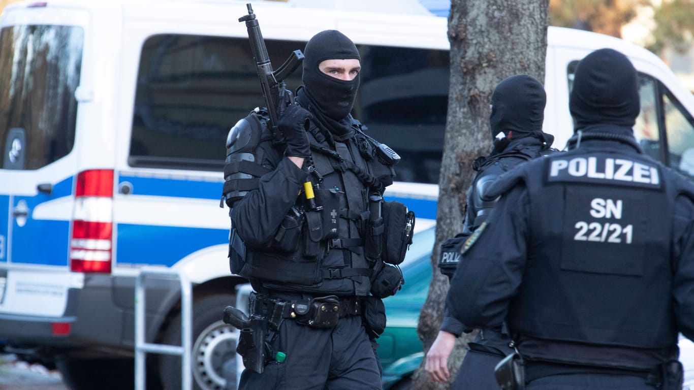 Einsatzkräfte der Polizei bei einer Razzia in Berlin-Neukölln (Archivbild).