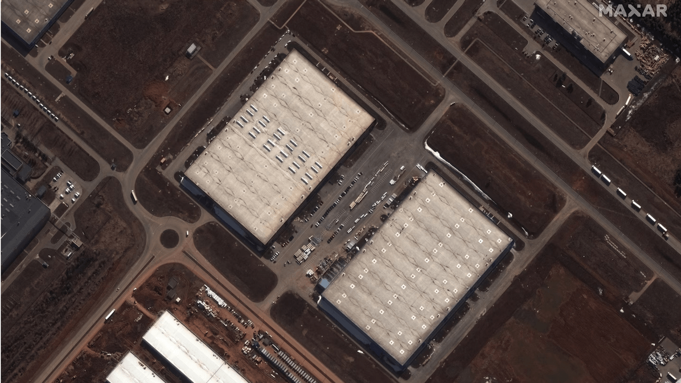 Ein Satellitenbild des Fabrikgeländes in Jelabuga: Bereits im Herbst 2021 wurde mit dem Bau der Produktionshallen begonnen.