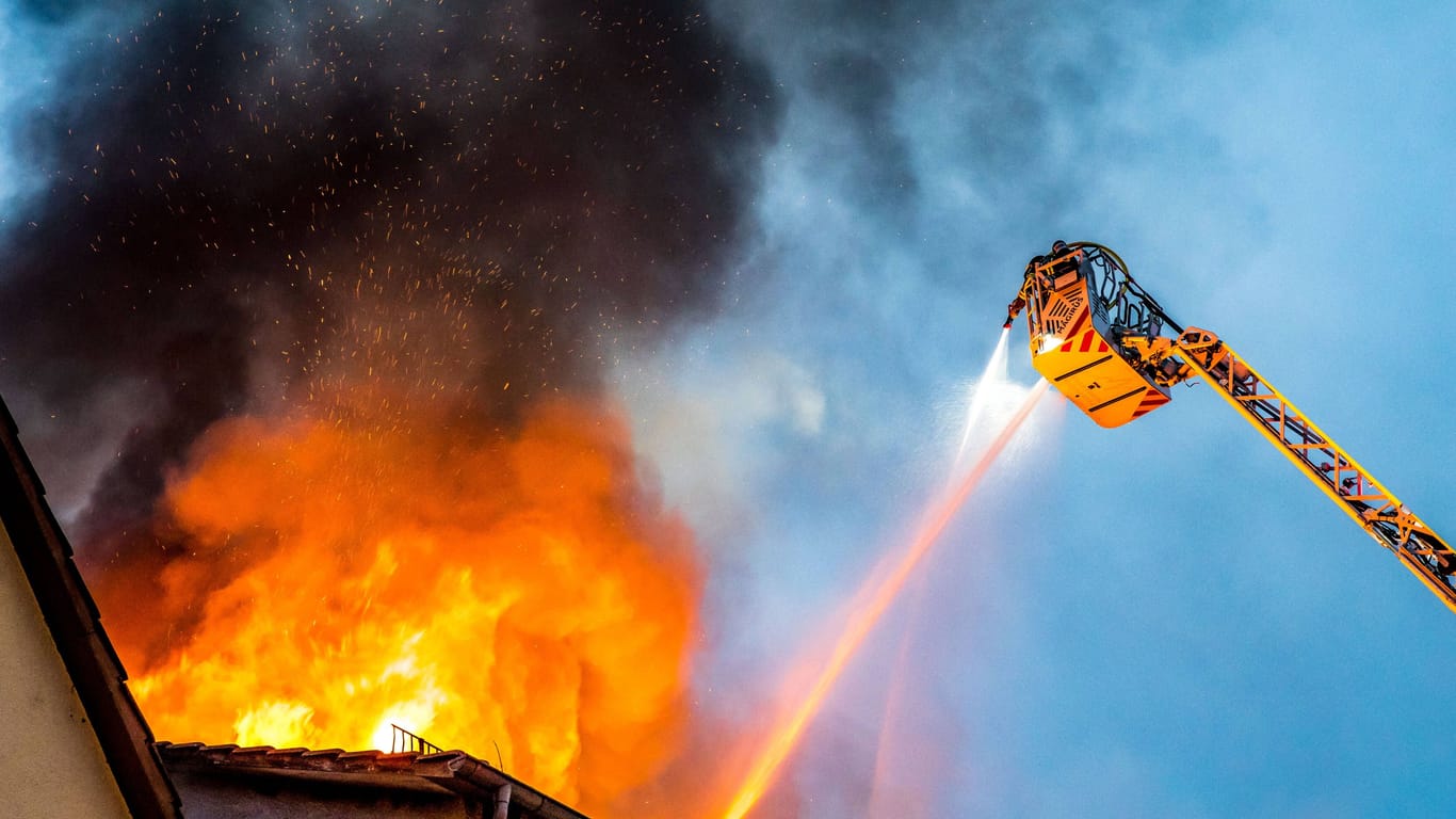 Ein Wohn- und Geschäftshaus in Winnenden steht in Flammen: Die Feuerwehr ist mit einem Großaufgebot vor Ort.